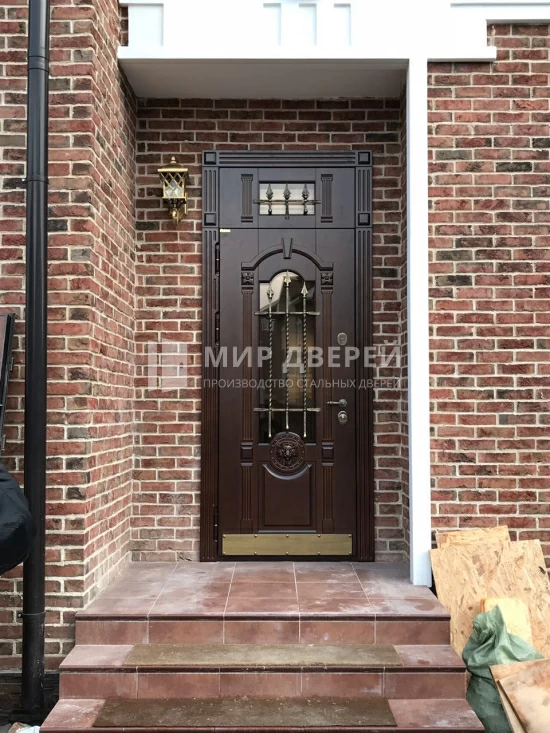 Высокая дверь с отбойником и элементами ковки - фото