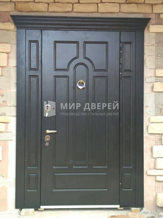 Тёмная входная дверь с броненакладками - фото