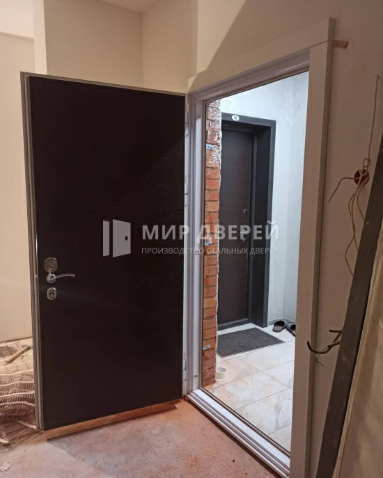 Входная дверь в квартиру со звукоизоляцией - фото