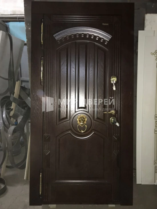 Железная дверь из массива дерева - фото