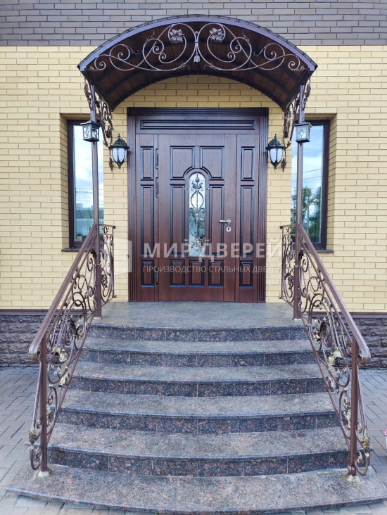 Остеклённая большая дверь с фрамугой - фото