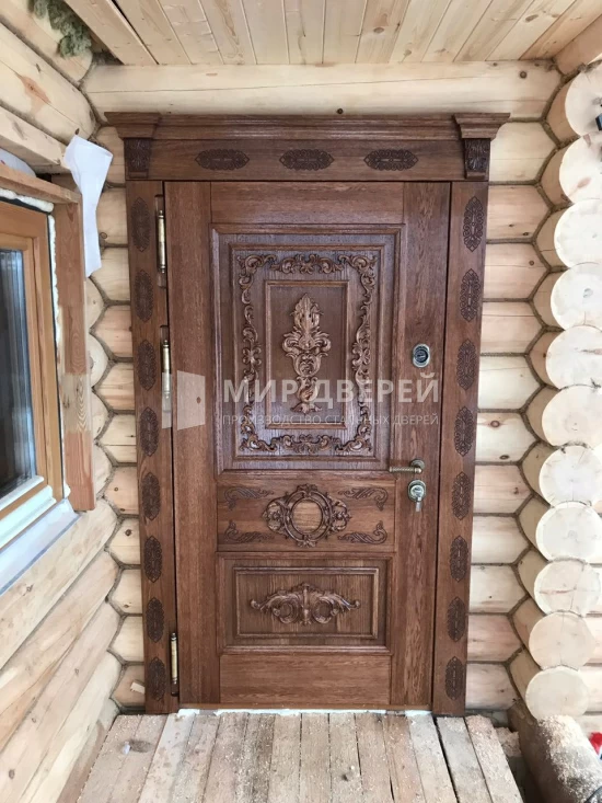 Зимняя дверь в частный дом под старину - фото
