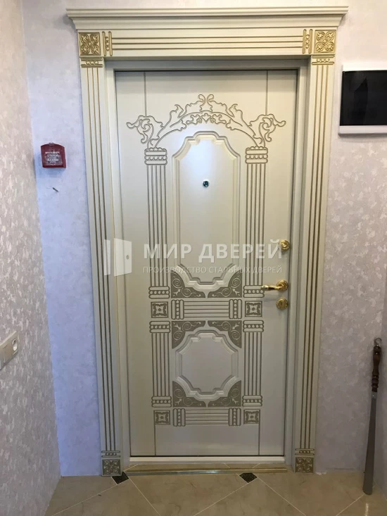 Светлая входная дверь с патиной - фото